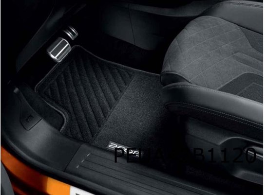 Zwarte Peugeot 2008 automatten met een ruitvormig stikseldetail op de passagiersmat.