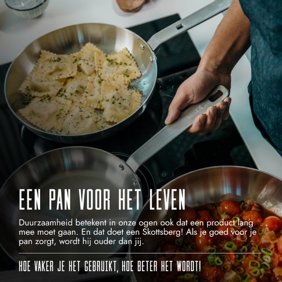 Twee roestvrijstalen pannen in gebruik, één met ravioli, ander met tomaten. Tekst: Een pan voor het leven.