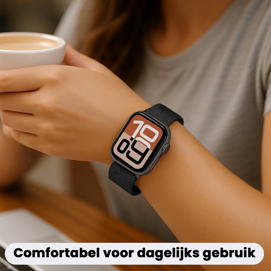 Een persoon met een zwart Milanese Apple Watch bandje om de pols, comfortabel voor dagelijks gebruik.