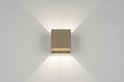 Taupekleurige kubusvormige wandlamp aan een witte muur, die licht naar boven en beneden straalt.
