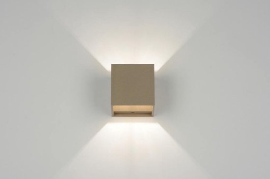 Taupekleurige kubusvormige wandlamp aan een witte muur, die licht naar boven en beneden straalt.