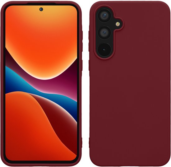 Coque de téléphone bordeaux avec découpe caméra, à côté d'un smartphone.