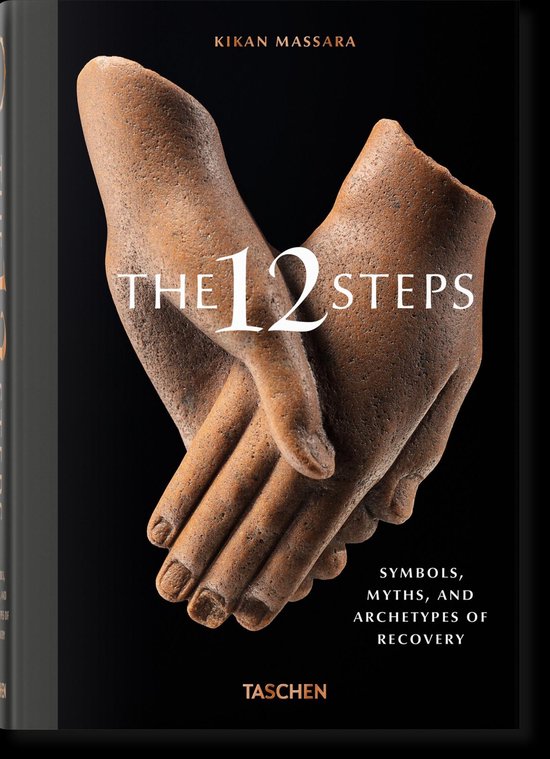 Boekomslag met de titel 'THE 12 STEPS' in reliëf op twee gestileerde, bruine handen, met 'SYMBOLS, MYTHS, AND ARCHETYPES OF RECOVERY' eronder.