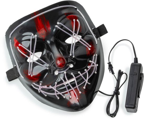 Zwart masker met rode verfstrepen, witte LED-verlichting en batterijpack. Het masker heeft kruizen over de ogen en een gestikte mond.