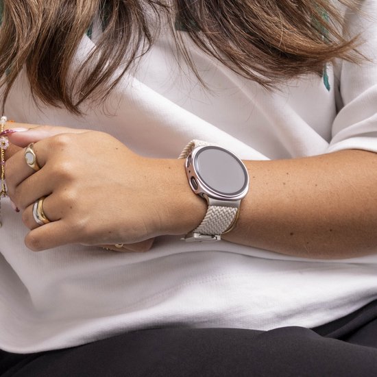 Vrouw met roze smartwatch hoesje en bandje om de pols