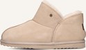 Zijzicht van een beige suède pantoffel met teddy voering en een bruin Warmbat label.