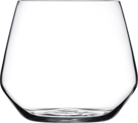 Een leeg, glazen tumbler met een achthoekige vorm.