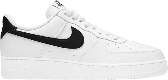 Witte Nike Air Force 1 sneaker met zwarte swoosh en zwarte hiel.