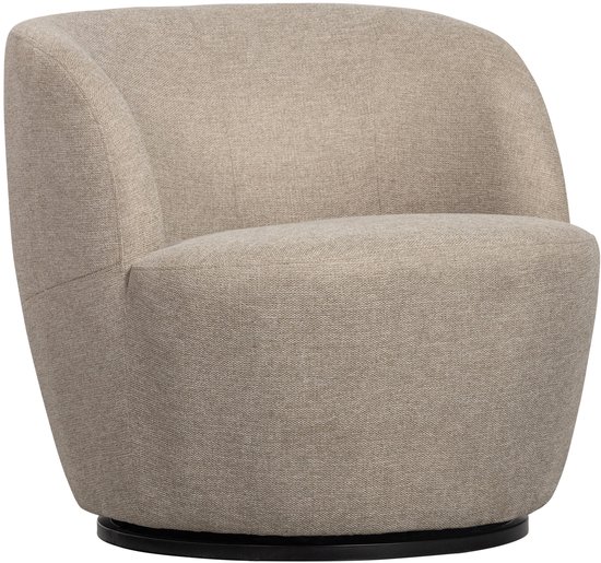 Een fauteuil met een ronde, draaiende vorm, gestoffeerd in een zandkleurige geweven stof, met een zwarte voet.
