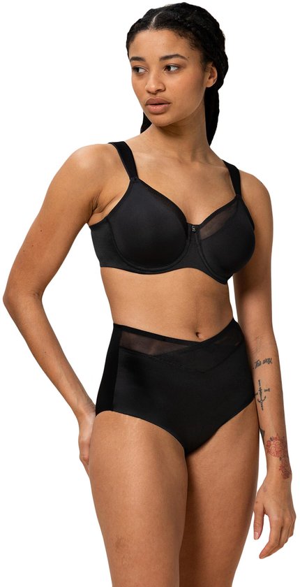 Model draagt een zwarte Triumph minimizer-beha met mesh details en bijpassende hoge bikinislip.