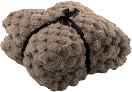 Taupekleurige plaid, opgevouwen en vastgebonden met een zwarte strik en band.