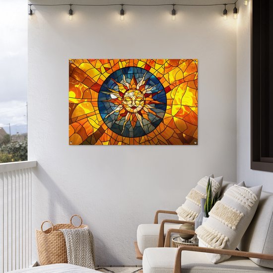 Une affiche de jardin représentant un soleil en mosaïque aux teintes jaunes, oranges et bleues, accrochée sur un balcon.