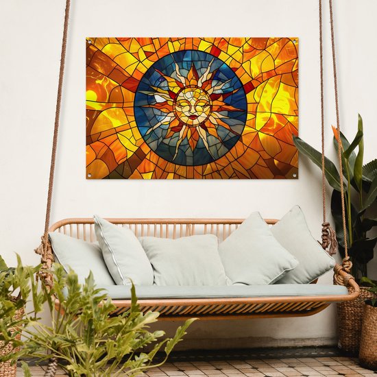 Une affiche de jardin représentant un soleil en mosaïque aux teintes jaunes, oranges et bleues, suspendue au-dessus d'une balançoire.