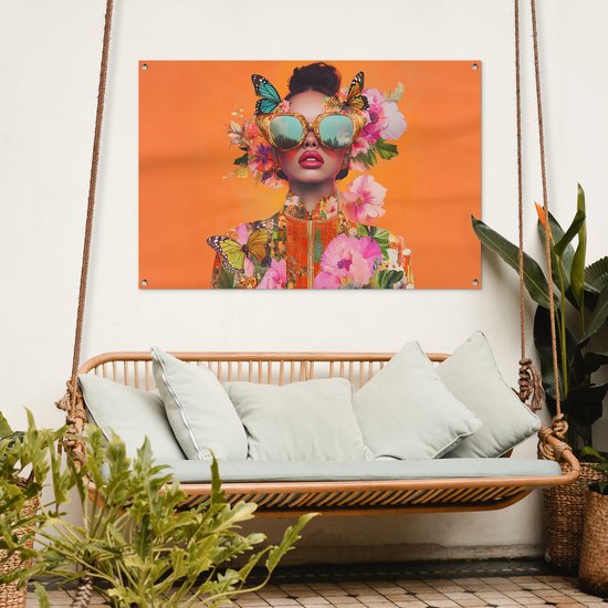 Tuinposter 120x80 cm - Tuindecoratie Vlinders - Vrouw - Zonnebril - Kleurrijk - Poster voor in de tuin - Buiten decoratie - Schutting tuinschilderij - Tuindoek muurdecoratie - Wanddecoratie balkondoek