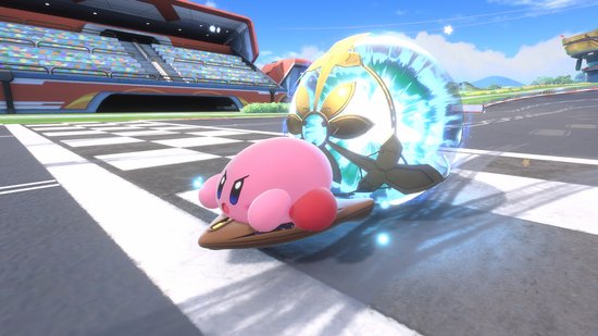 Kirby op een bruin hoverboard, omringd door een blauw energieveld, op een racecircuit.