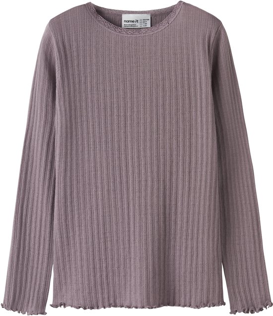 Roze, geribbelde longsleeve met kanten afwerking aan de hals en zoom, gepresenteerd op een hanger.