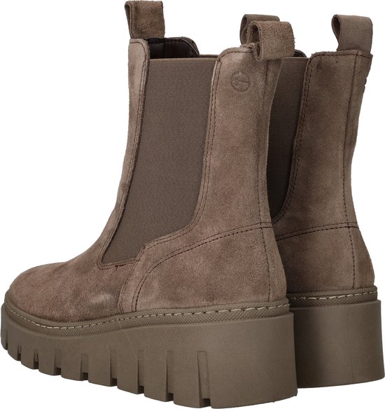 Achterkant van bruine suède chelsea boots met dikke profielzool en lusjes aan de achterkant.