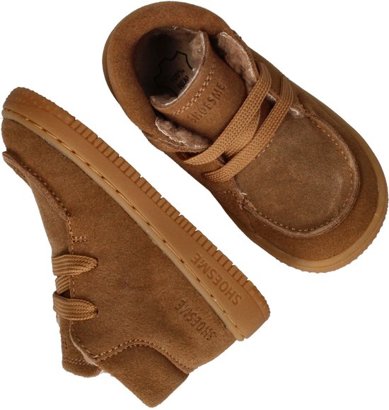 Zijaanzicht van cognac suède Shoesme sneakers met teddy voering. De zool is cognac met 'SHOESME'.