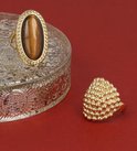 Gouden ring met tijgeroog edelsteen en gouden ring met bolletjes.