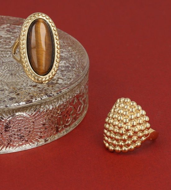 Gouden ring met tijgeroog edelsteen en gouden ring met bolletjes.