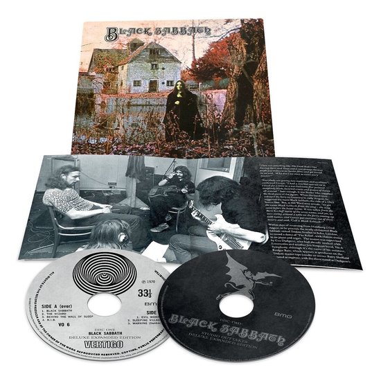 Omslag, uitklapbaar boekje met bandleden en twee cd's van de Deluxe Edition van Black Sabbath's 'Black Sabbath'.