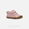 Roze sneaker met bruine zool, twee klittenbandsluitingen en Geox logo, zwevend.