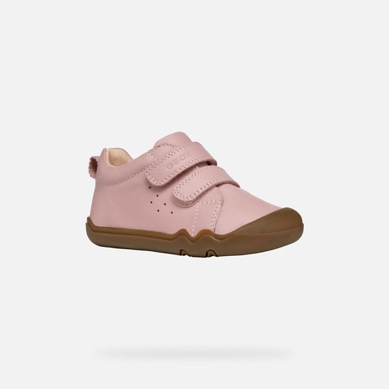 Roze sneaker met bruine zool, twee klittenbandsluitingen en Geox logo, zwevend.