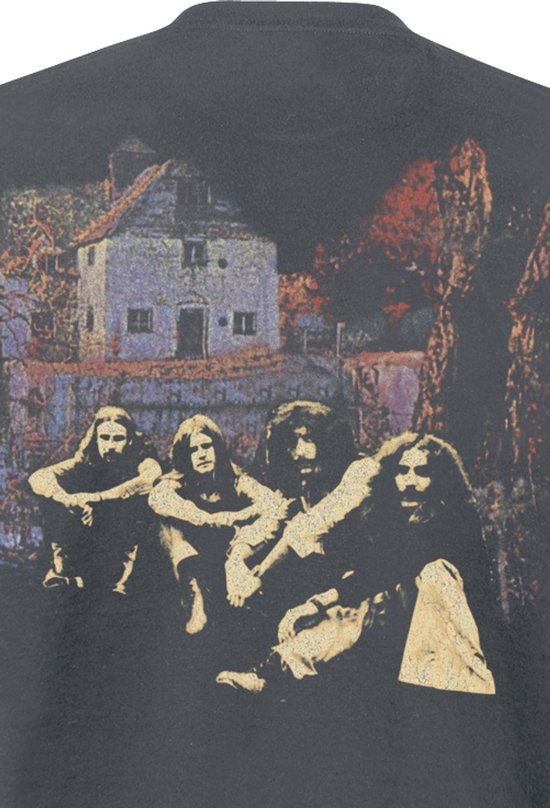 Détail de la pochette de l'album sur un t-shirt gris foncé : quatre hommes assis devant une maison.