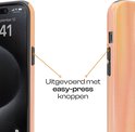 Een close-up van een oranje/roze ombré telefoonhoesje en een iPhone met de tekst "Uitgevoerd met easy-press knoppen".