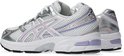 Zij-aanzicht van Asics Gel-1130 dames sneakers in wit/zilver/paars. Witte zool met zwarte onderkant.
