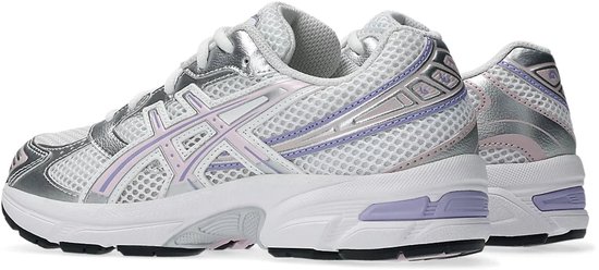 Zij-aanzicht van Asics Gel-1130 dames sneakers in wit/zilver/paars. Witte zool met zwarte onderkant.