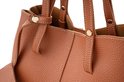 Detail van de goudkleurige hardware en stiksels op een bruine handtas.
