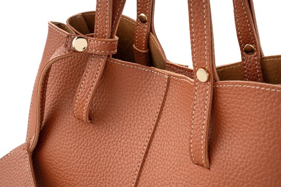 Detail van de goudkleurige hardware en stiksels op een bruine handtas.