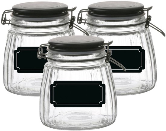 Trois bocaux en verre à côtes, avec couvercles noirs et étiquettes noires rectangulaires.