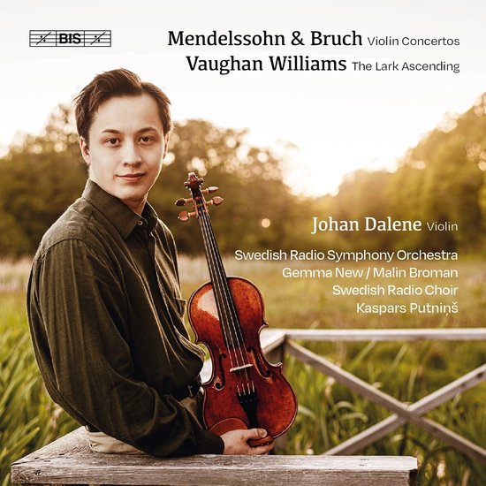 Johan Dalene, violist, met viool, gekleed in een groen hemd, met een buitenachtergrond.