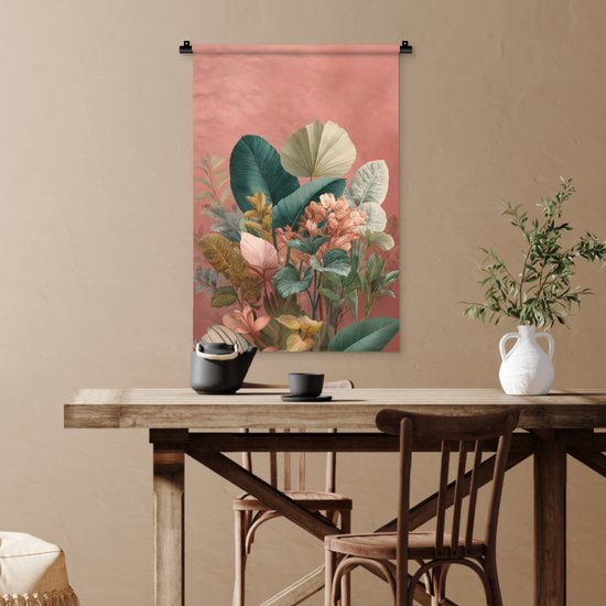 Een wandkleed met een roze achtergrond en een arrangement van tropische bladeren in groen-, crème- en roze tinten.
