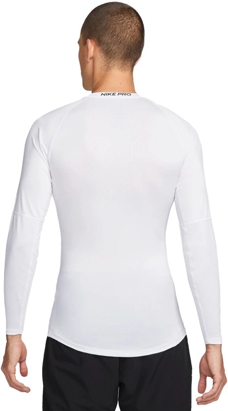 Man draagt witte Nike Pro longsleeve shirt met zwarte Nike Pro tekst op de achterkant.