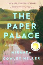 Boekcover van The Paper Palace met in turquoise letters de titel, "A Novel", Miranda Cowley Heller, Reese's Book Club logo en #1 New York Times Bestseller.