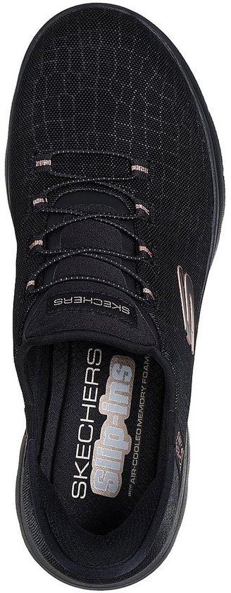 Zwart Skechers Slip-Ins damesinstapper, bovenkant met roze veters en S-logo.