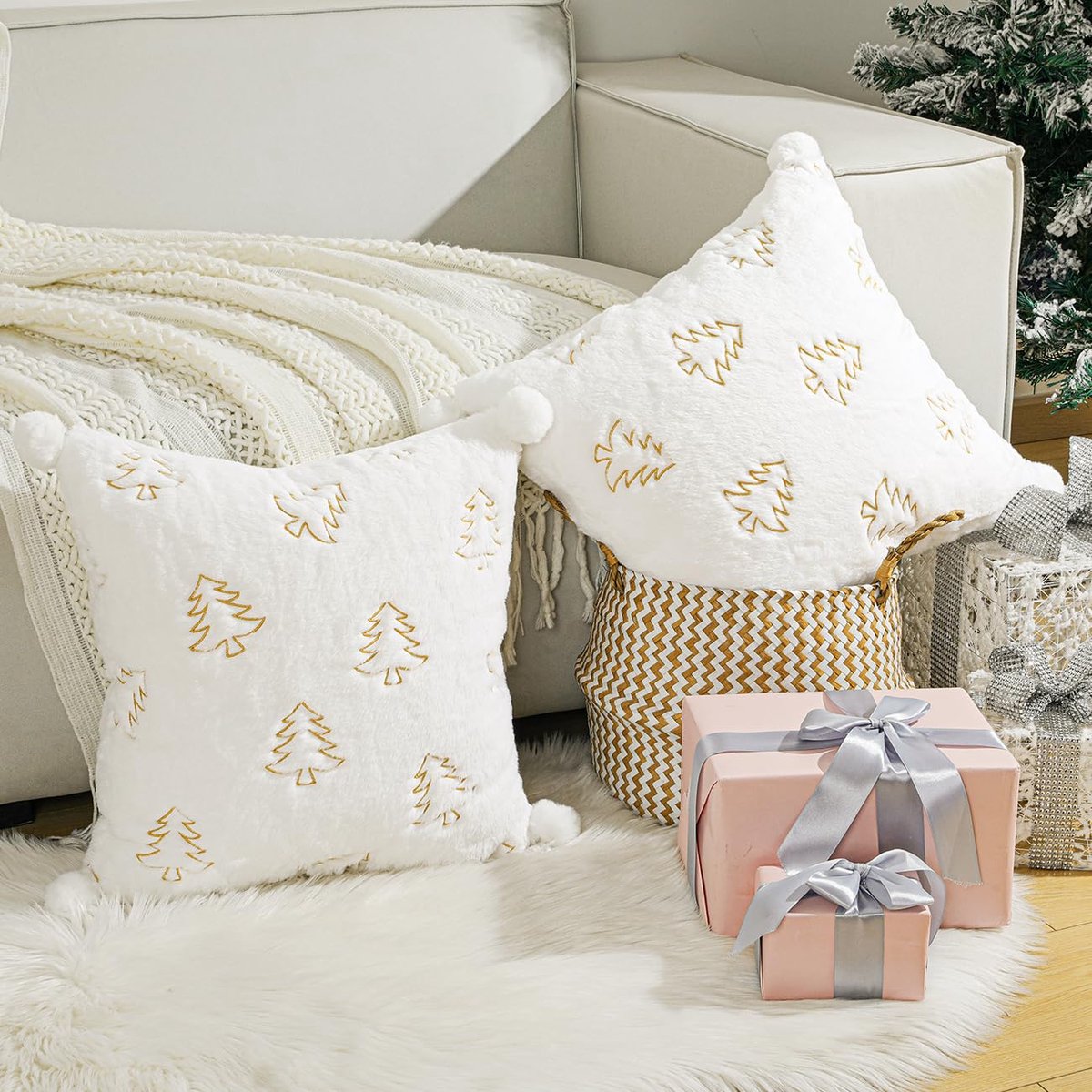Unyqoos Set van 2 decoratieve vierkante kussenslopen met kerstborduursel en pompons wit