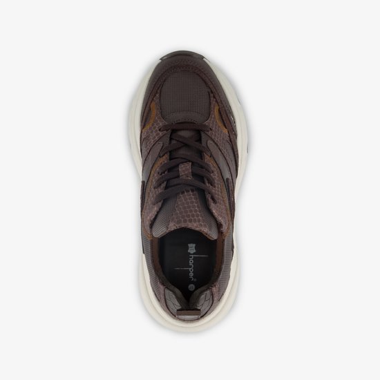 Bovenkant van bruine sneaker met slangenprint en beige zool.