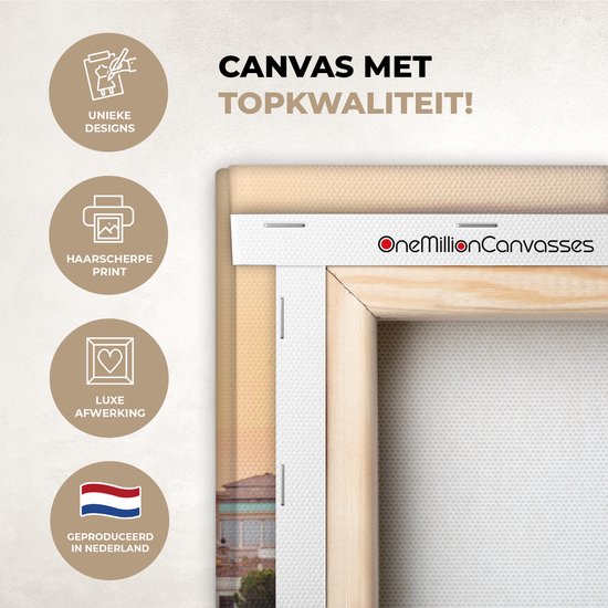 Close-up van de rand van een canvasprint, met tekst die de "topkwaliteit" en "unieke designs" benadrukt.