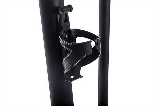 Zwarte bidonhouder van kunststof, bevestigd aan de staander van een crosstrainer.