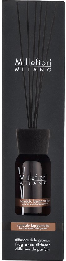 Millefiori Milano Sandalo Bergamotto diffuser in een bruine glazen fles met zwarte dop en stokjes, in een doos.