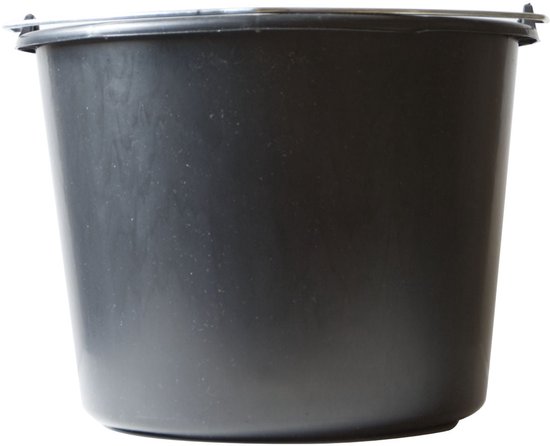 Zwarte emmer met metalen handvat.