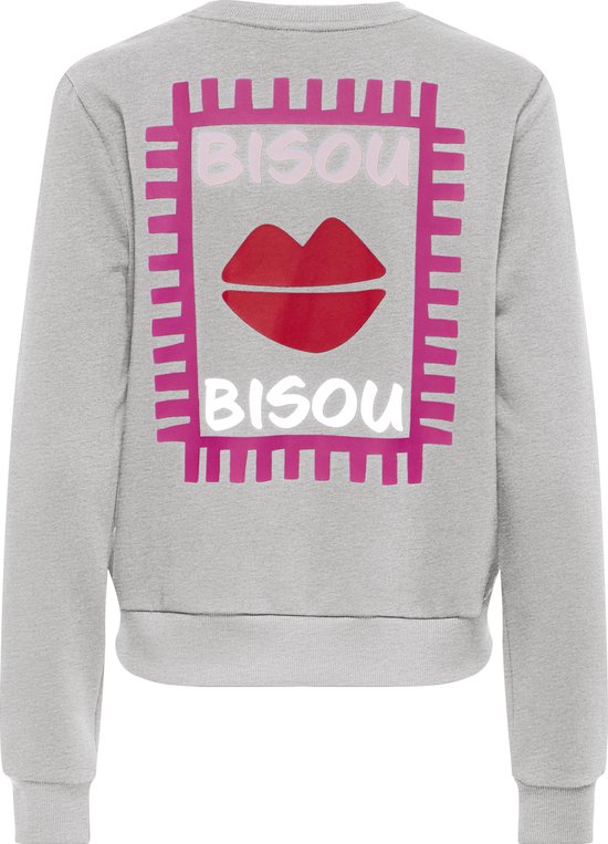 Lichtgrijze sweater met een rode lip en 'BISOU BISOU' opdruk in roze en rood kader op de rug.