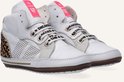Witte hoge babysneakers met luipaardprint op de hiel, roze details en 'SNEAKERS' op de veters.