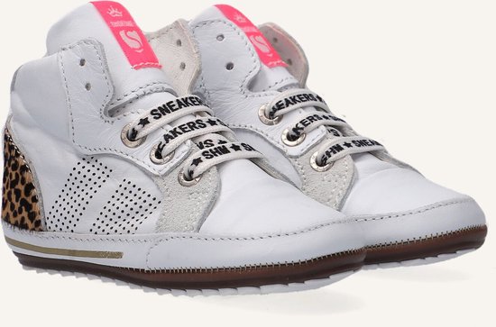 Witte hoge babysneakers met luipaardprint op de hiel, roze details en 'SNEAKERS' op de veters.