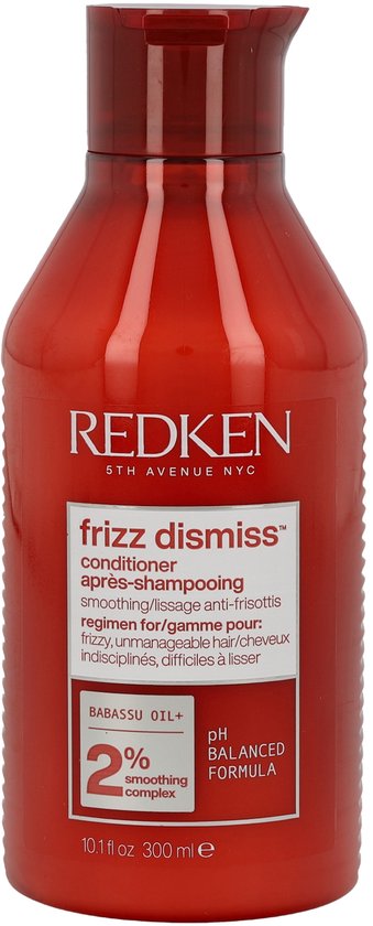 Après-shampooing Redken Frizz Dismiss dans un flacon rouge, avec 2% de complexe lissant sur l'étiquette.