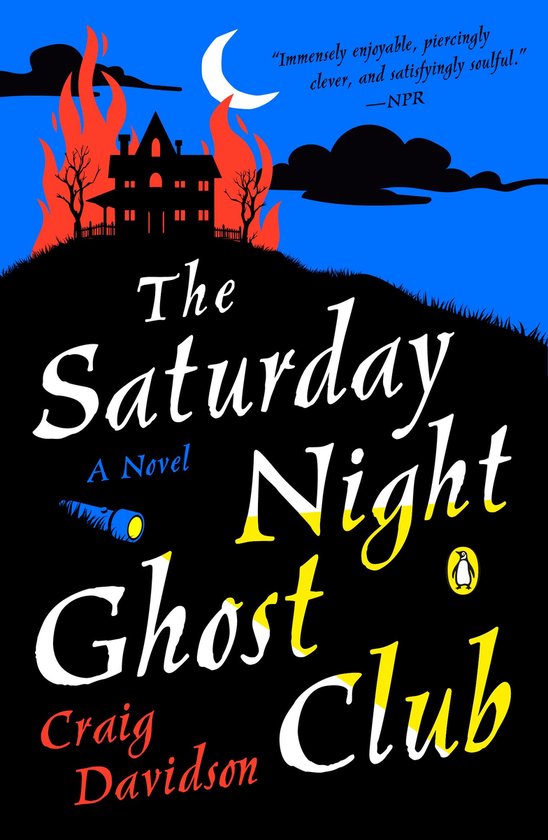 Couverture du livre 'The Saturday Night Ghost Club' avec un manoir en feu sur une colline sous un croissant de lune et un ciel bleu.